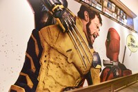 「SHIBUYA TSUTAYA COLLABORATION CAFE inspired by デッドプール＆ウルヴァリン」の内観。