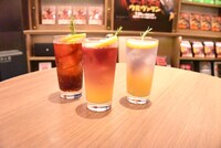 左から「俺ちゃん♡カクテル」、「“まぜるな危険”カクテル」、「爪野郎カクテル」（税込各1100円）。