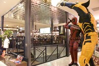 「SHIBUYA TSUTAYA COLLABORATION CAFE inspired by デッドプール＆ウルヴァリン」の内観。