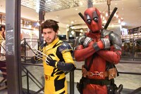デッドプール（右）とウルヴァリン（左）のコスプレイヤー。