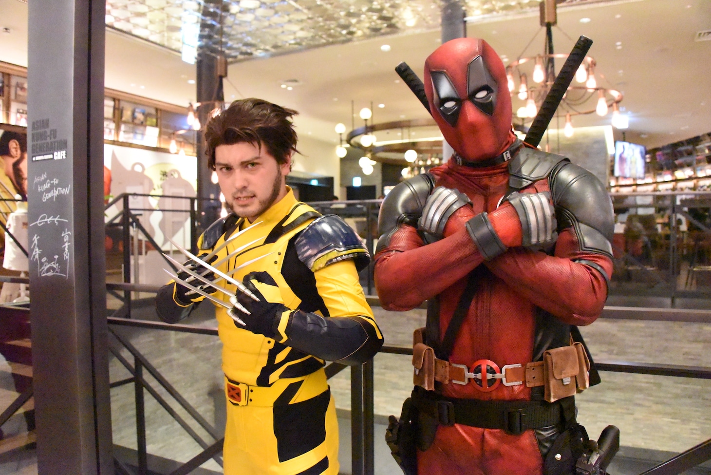 デッドプール（右）とウルヴァリン（左）のコスプレイヤー。