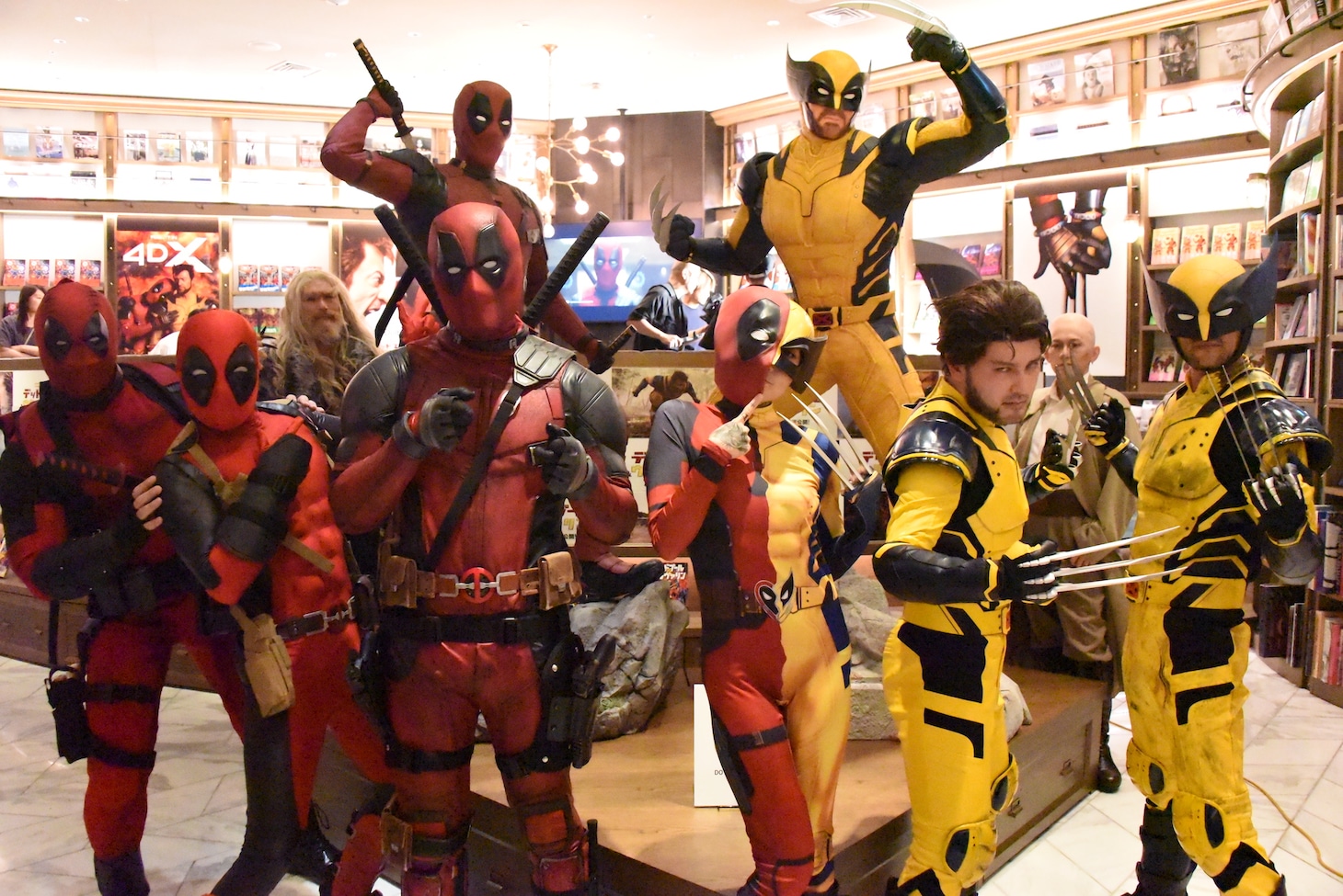 デッドプールとウルヴァリンの等身大スタチューと一緒に記念撮影。