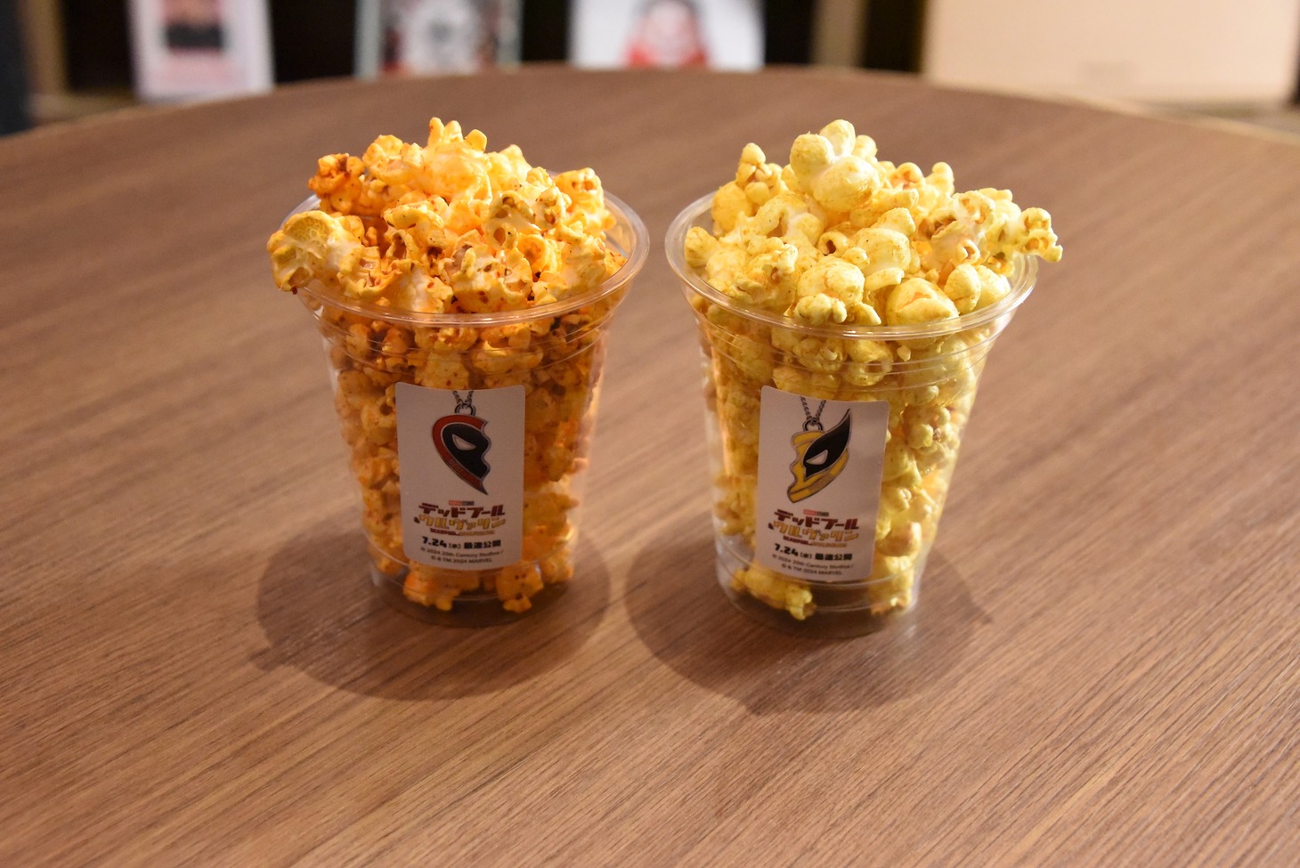 左から「俺ちゃん♡レッドポップコーン」、「爪野郎イエローポップコーン」（税込各500円）。