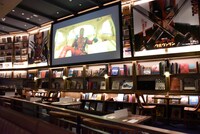 「SHIBUYA TSUTAYA COLLABORATION CAFE inspired by デッドプール＆ウルヴァリン」の内観。