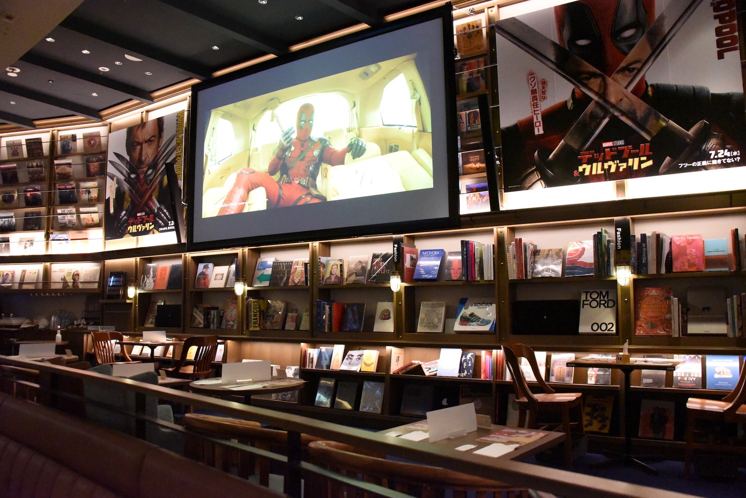 「SHIBUYA TSUTAYA COLLABORATION CAFE inspired by デッドプール＆ウルヴァリン」の内観。