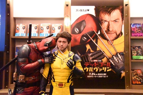 「デッドプール＆ウルヴァリン」のポスターを再現。