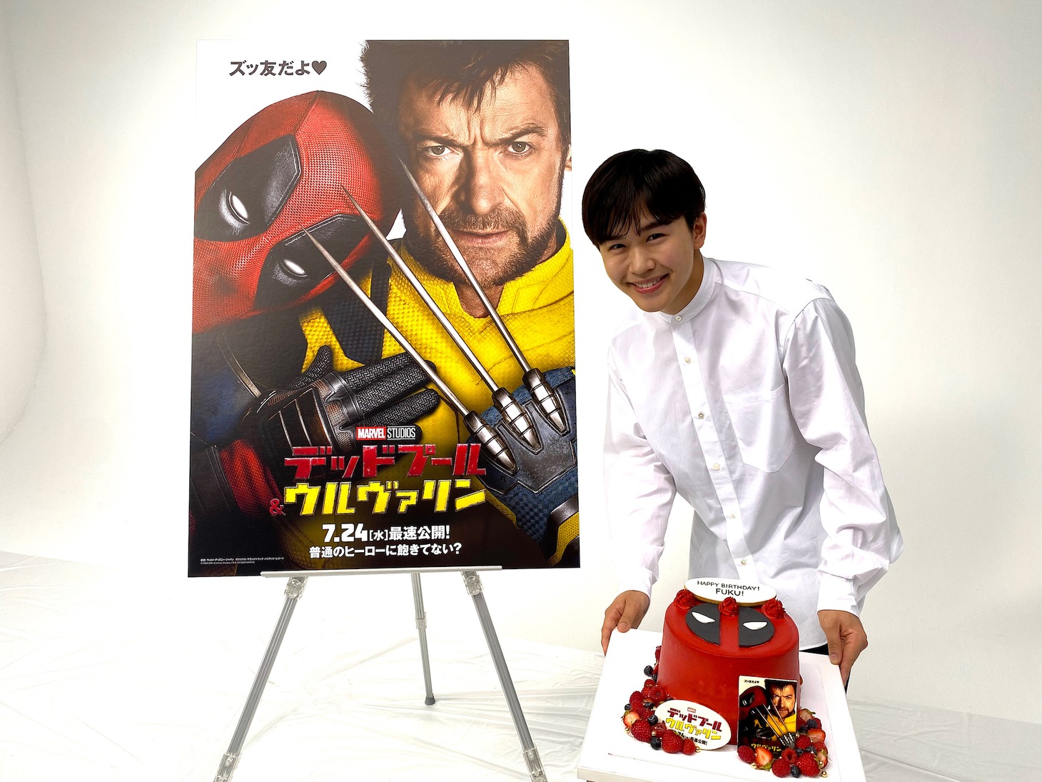 特製バースデーケーキのプレゼントに喜ぶ鈴木福。