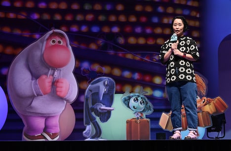 村山佳子（右）。彼女はハズカシ（左）とイイナー（右から2番目）のキャラクターデザインを担当した。