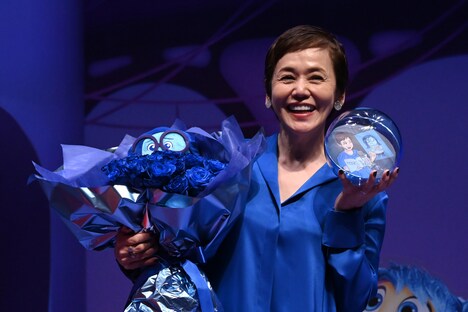 誕生日サプライズでカナシミをイメージしたバラの花束と思い出ボールをプレゼントされた大竹しのぶ。