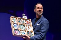 石川県の伝統工芸品である九谷焼の皿を受け取ったケルシー・マン。