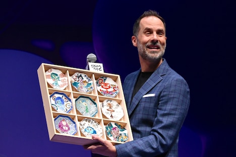 石川県の伝統工芸品である九谷焼の皿を受け取ったケルシー・マン。