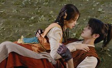 中国ドラマ「祈今朝＜ききんちょう＞～失われた記憶、共鳴する愛～」より、左からユー・シューシン（虞書欣）演じる越祈、シュー・カイ（許凱）演じる越今朝