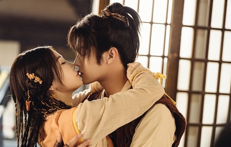 中国ドラマ「祈今朝＜ききんちょう＞～失われた記憶、共鳴する愛～」より、左からユー・シューシン（虞書欣）演じる越祈、シュー・カイ（許凱）演じる越今朝。