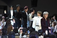 ファンとの交流を楽しみながら、ステージに向かうキャストたち。