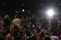 ファンに手を振る一同。