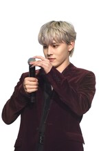 マイクの電源を確認する川西拓実。