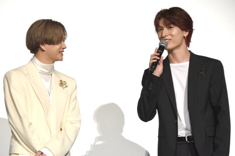 「アスファルトでアツアツの中……」と、一言挨拶で爪痕を残そうとする金城碧海（右）を見つめる中島颯太（左）。