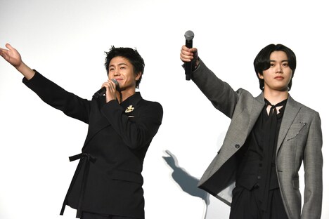 「『逃走中 THE MOVIE』を観る準備はできてますかー？」と大きめの声で観客に問いかける瀬口黎弥（左）と、客席にマイクを向ける木全翔也（右）。