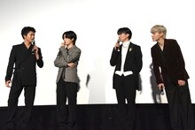 瀬口黎弥（左端）の話を、身を乗り出して聞く川西拓実（右端）。