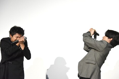 じゃんけんに勝ちたい気持ちが強く、念入りに気合いを入れる瀬口黎弥（左）と木全翔也（右）。