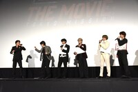 瀬口黎弥と木全翔也のじゃんけんを見守る一同。