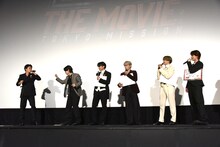 瀬口黎弥と木全翔也のじゃんけんを見守る一同。