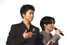 じゃんけんに勝ち、自信たっぷりの表情を浮かべる瀬口黎弥（手前）。