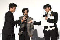 じゃんけんをする瀬口黎弥（左）と佐藤大樹（右）。中央は勝負をみつめる木全翔也。