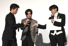 じゃんけんをする瀬口黎弥（左）と佐藤大樹（右）。中央は勝負をみつめる木全翔也。