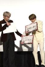 フリップ2枚使いの中島颯太（右）をアシストする川西拓実（左）。