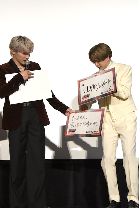 フリップ2枚使いの中島颯太（右）をアシストする川西拓実（左）。