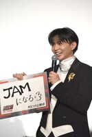 JO1のコンテンツを次から次へと視聴している佐藤大樹。