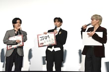 JO1勉強中の佐藤大樹（中央）と、佐藤の思いを受け止める木全翔也（左）、川西拓実（右）。
