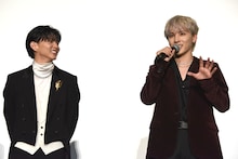 観客に「#映画逃走中まさかのマジ泣き」の復唱させたい川西拓実（右）と、川西の提案に笑う佐藤大樹（左）。