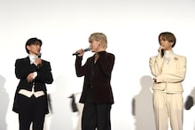 「#映画逃走中まさかのマジ泣き」を観客に復唱させようとする川西拓実（中央）。