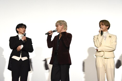 「#映画逃走中まさかのマジ泣き」を観客に復唱させようとする川西拓実（中央）。