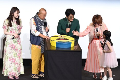 メガジェリーケーキに夢中な登壇者たち。