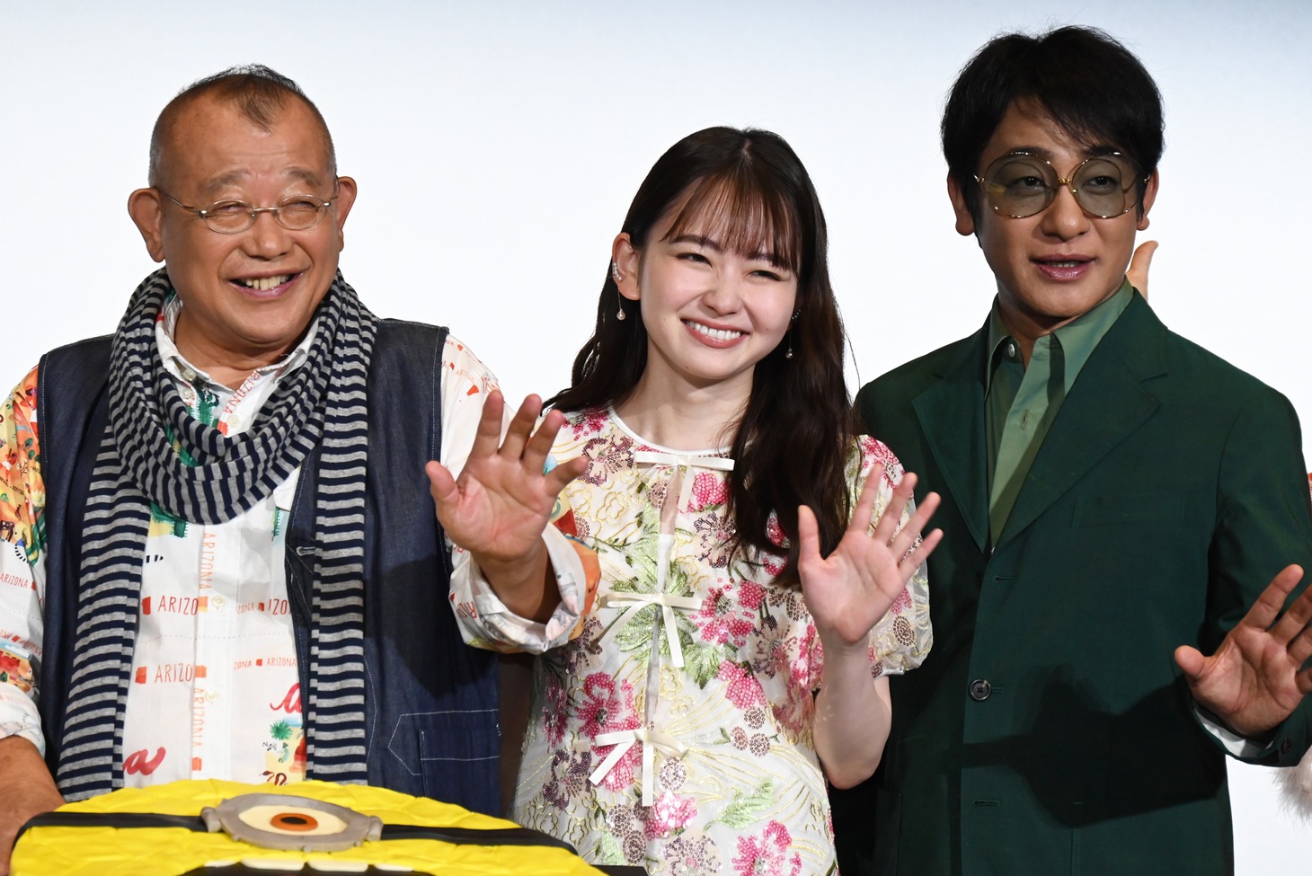 「怪盗グルーのミニオン超変身」初日舞台挨拶の様子。左から笑福亭鶴瓶、山田杏奈、片岡愛之助。