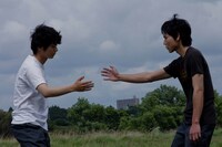 「不気味なものの肌に触れる」場面写真 (c)2013 Sunborn, fictive