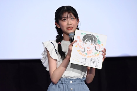 撮影期間中に誕生日を迎えた際、プレゼントとしてもらった色紙を見せる五藤希愛。