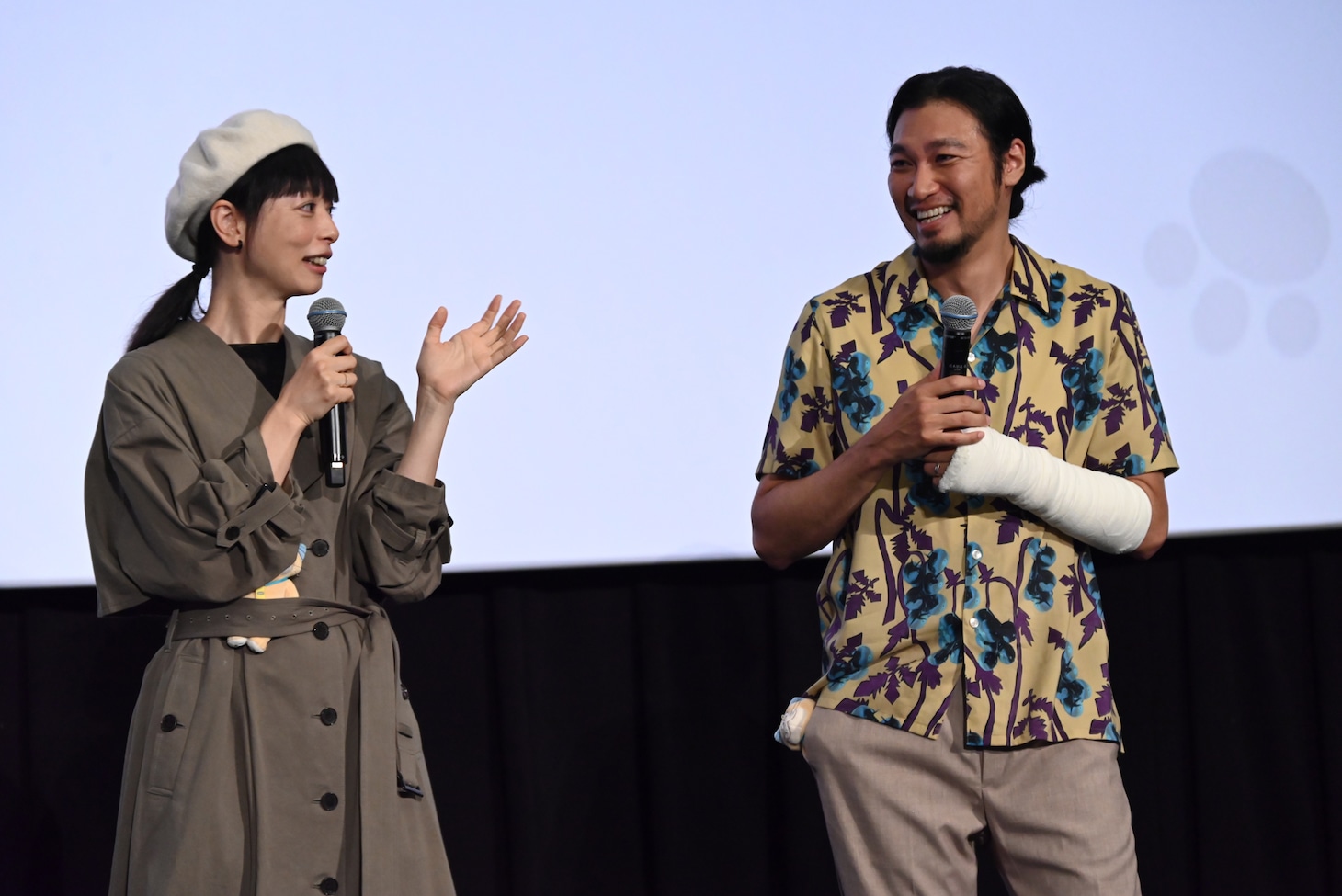 左から市川実和子、青木崇高。