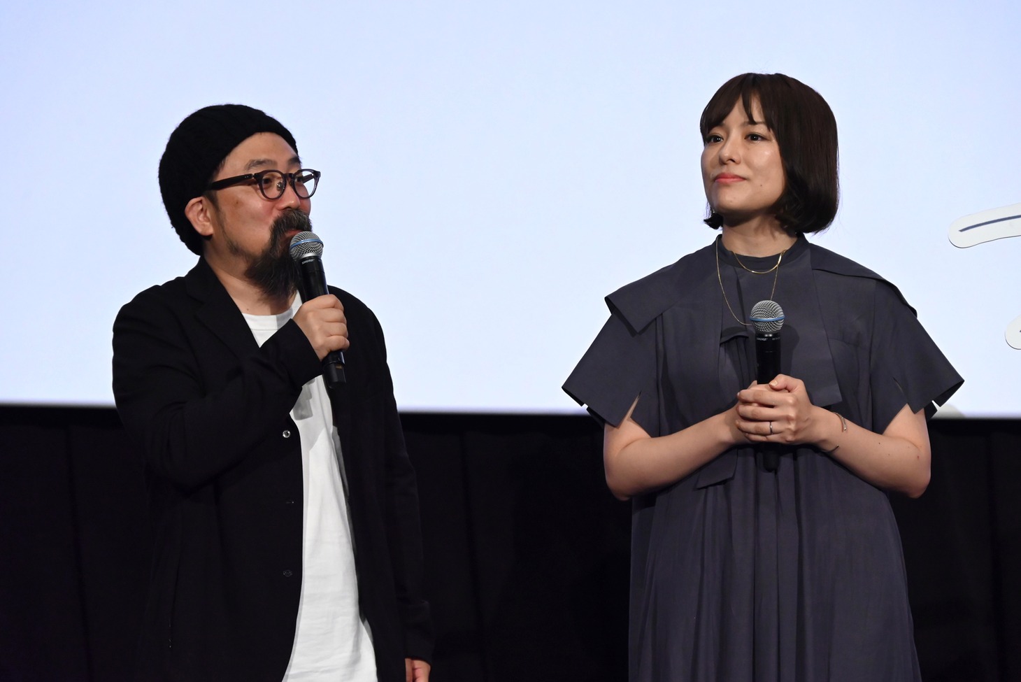 左から山下敦弘、久野遥子。