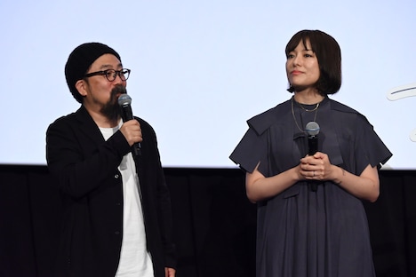 左から山下敦弘、久野遥子。