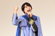 子供たちと一緒に「ガッチャ！」と叫ぶ本島純政。