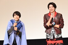 子供たちの質問を聞いてほほえむ本島純政（左）と井内悠陽（右）。