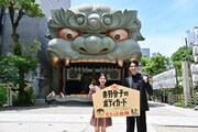 大ヒット祈願で大阪の難波八阪神社を訪問したラウール（右）と出口夏希（左）。