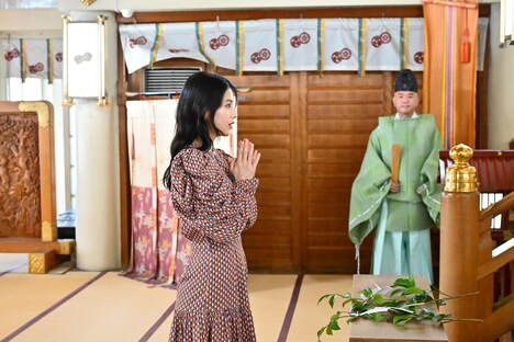 難波八阪神社でお祈りする出口夏希。