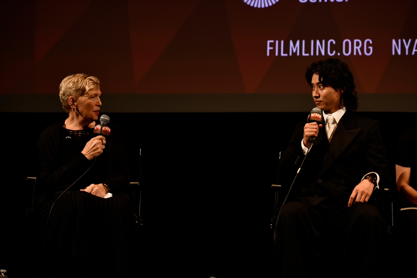 左からQ&Aの司会を務めたキャレン・セバンズ、山崎賢人。