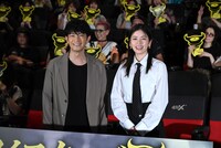 映画「ツイスターズ」ジャパンプレミアの様子。左から津田健次郎、小芝風花。