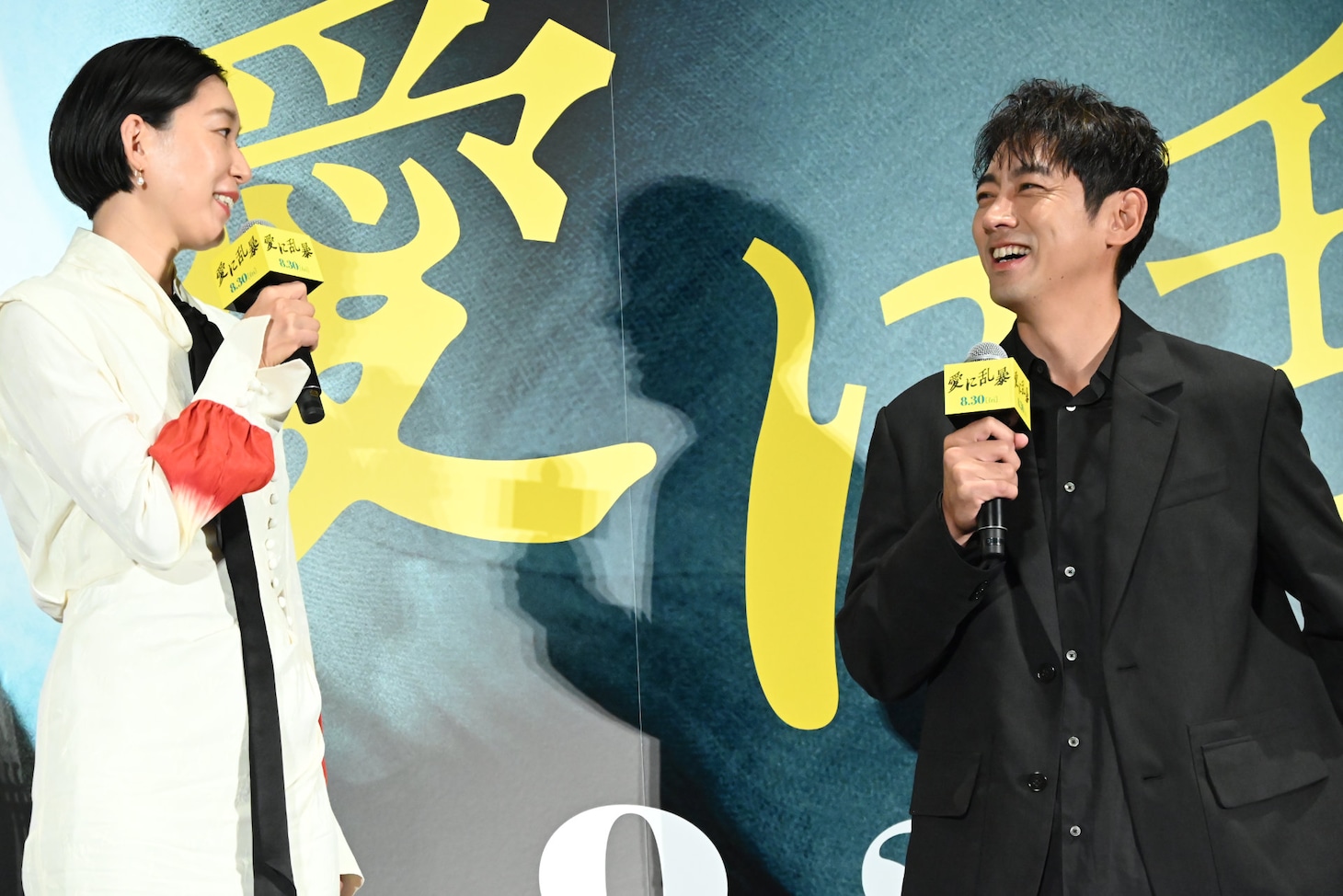 小泉孝太郎（右）に「10年前も孝太郎さんを追いかけ回すドラマをやったんです」と話す江口のりこ（左）。